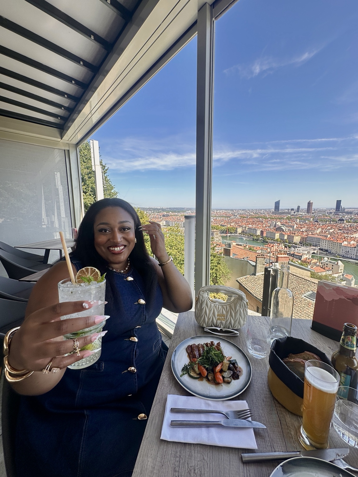 Mercedes lors d'un déjeuner avec vue sur Lyon